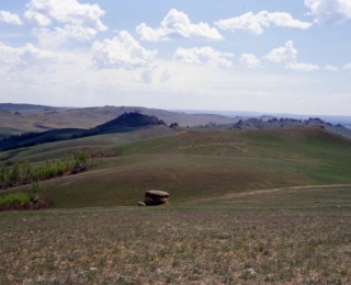 Das Foto zeigt hügelige Steppenlandschaft.