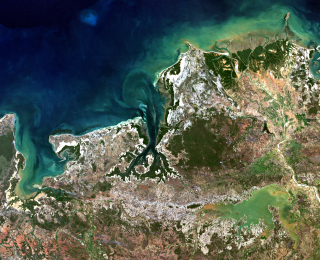 Satellitenbild einer dynamischen Küstenlandschaft.