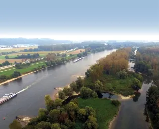 Luftbild der Donau unterhalb der Isarmündung mit Güterschiff