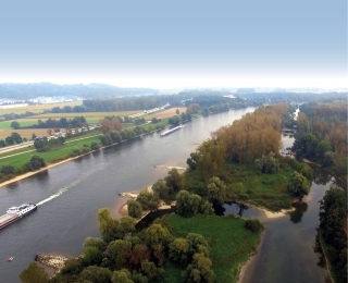 Luftbild der Donau unterhalb der Isarmündung mit Güterschiff